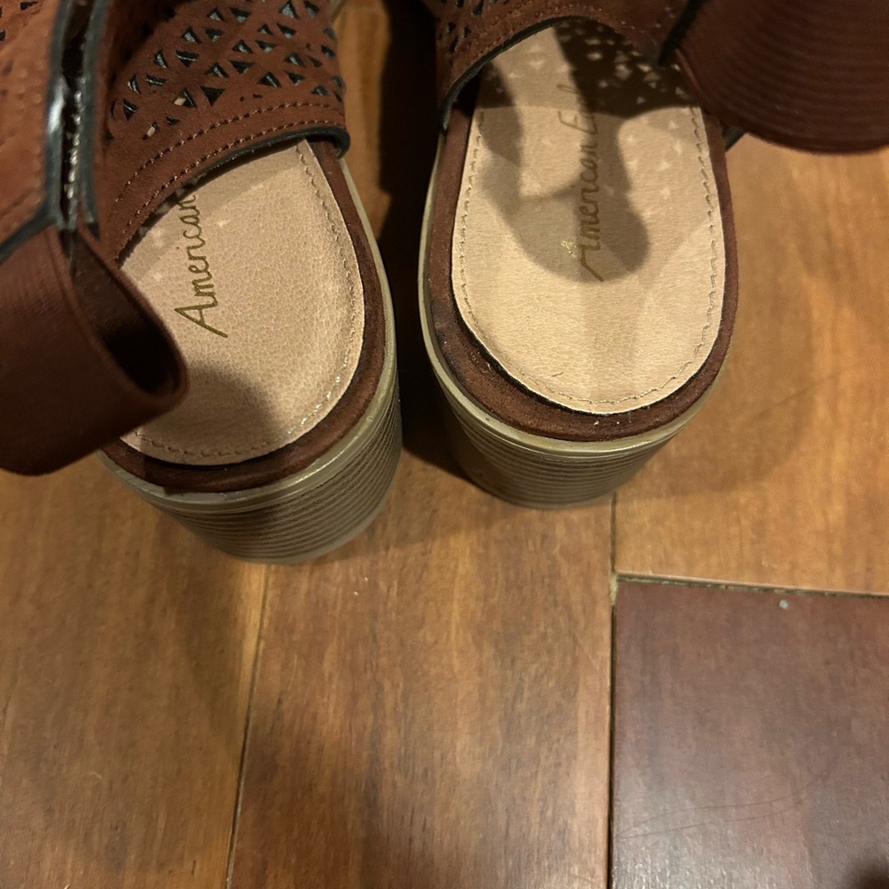 Womans American Eagle Faux Suede Perforated Peep toe Low Chunky heels Size 8.5 - Picture 6 of 7